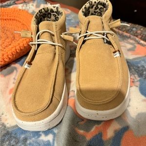 Women’s Hey Dudes Wendy Hi Peak Boots size 10